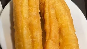 Quẩy ( 2 cái )-- Vietnami lángos rúd .(2 db ).