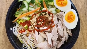 Pho gà chộn -- Csirkés saláta rizstésztával.