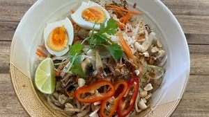 Pho chộn chay -- Rizstészta salátával savanyúsággal