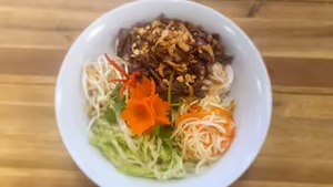 Pho bò chộn -- Marhahúsos saláta rizstésztával.